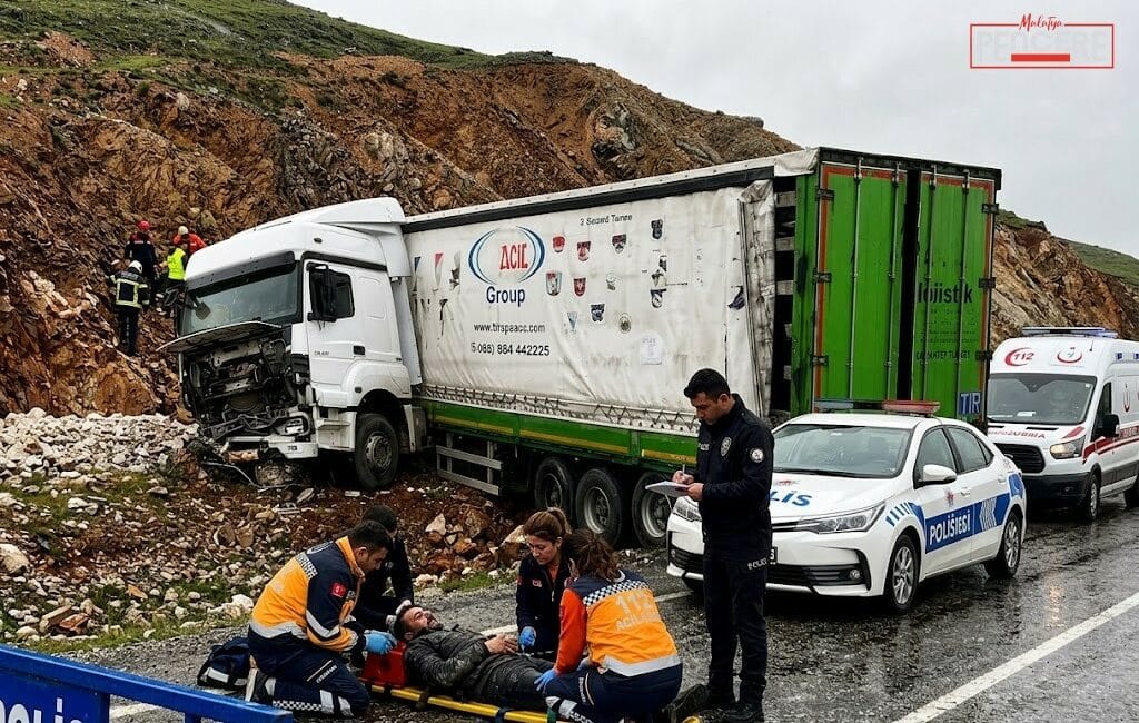 Malatya’nın Doğanşehir ilçesinde sürücüsünün kontrolünden çıkan tırın yoldan çıkması sonucu