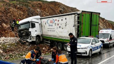 Malatya’nın Doğanşehir ilçesinde sürücüsünün kontrolünden çıkan tırın yoldan çıkması sonucu