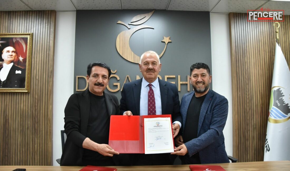 Sanatçı Latif Doğan ve kardeşi Erdal Doğan, anneleri Ayşe Doğan