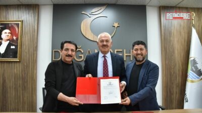 Sanatçı Latif Doğan ve kardeşi Erdal Doğan, anneleri Ayşe Doğan