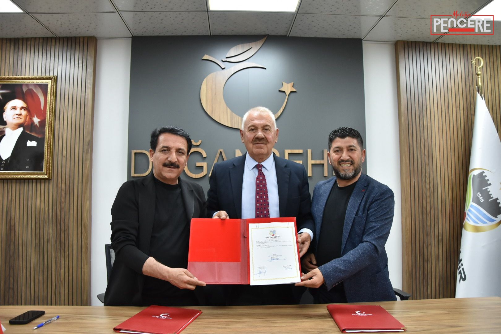 Sanatçı Latif Doğan ve kardeşi Erdal Doğan, anneleri Ayşe Doğan