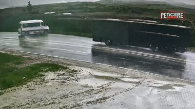 Malatya’da yağış nedeniyle kayganlaşan yolda kontrolden çıkan yolcu minibüsünün şarampole