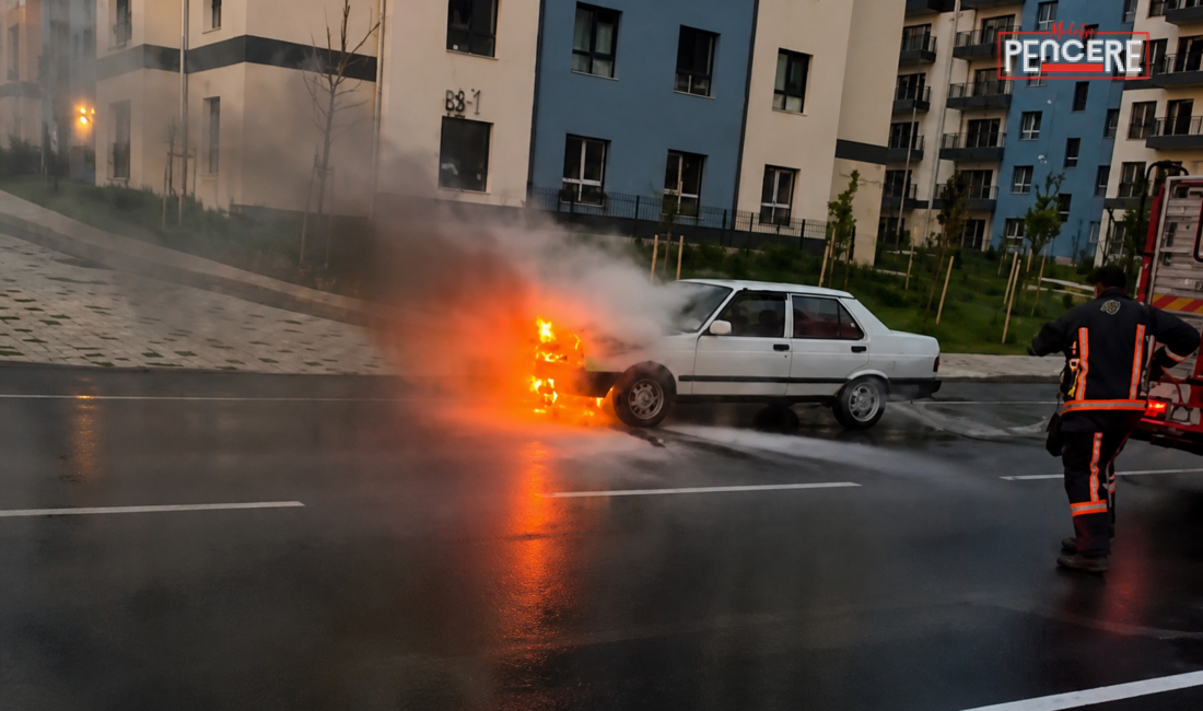 Malatya’nın Battalgazi ilçesinde seyir halindeyken motor kısmından alev alan otomobil,