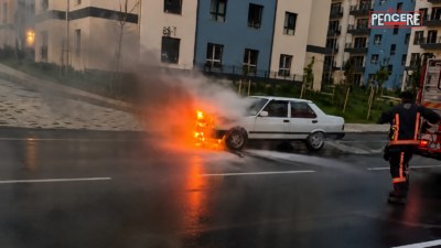 Malatya’nın Battalgazi ilçesinde seyir halindeyken motor kısmından alev alan otomobil,