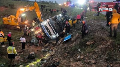 Malatya’dan Adıyaman yönüne giden yolcu otobüsü Doğanşehir’de kaza yaptı. Yaralılar