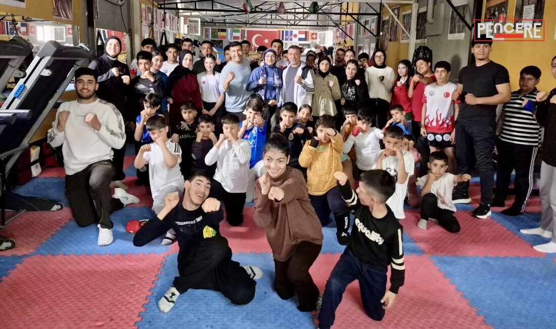 Adıyaman’da düzenlenen Muay Thai Dostluk Turnuvası’nda Malatya ekibi takım halinde