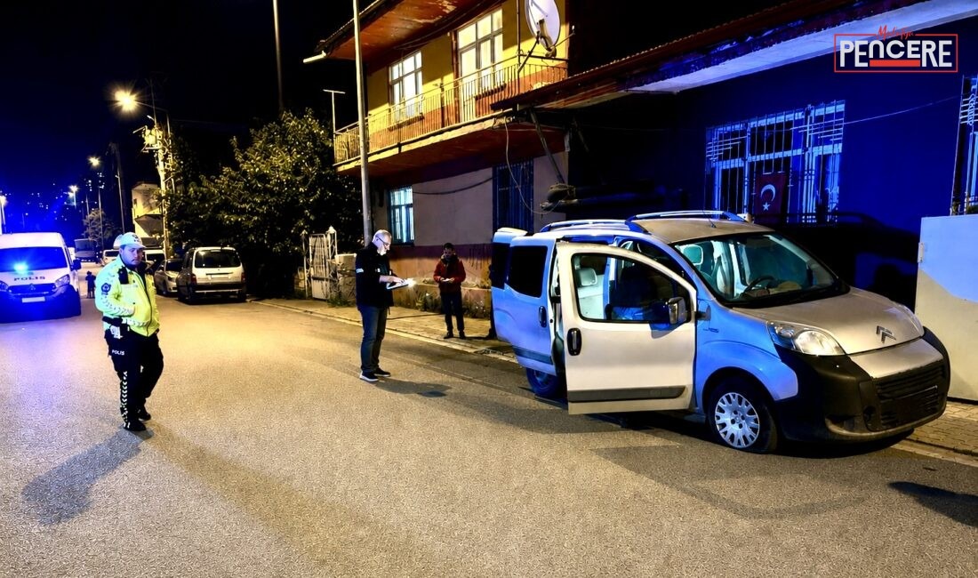 Malatya’nın Çöşnük Mahallesi’nde süratle sokağa giren otomobilin seyyar arabaya çarpması