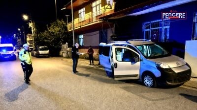 Malatya’nın Çöşnük Mahallesi’nde süratle sokağa giren otomobilin seyyar arabaya çarpması