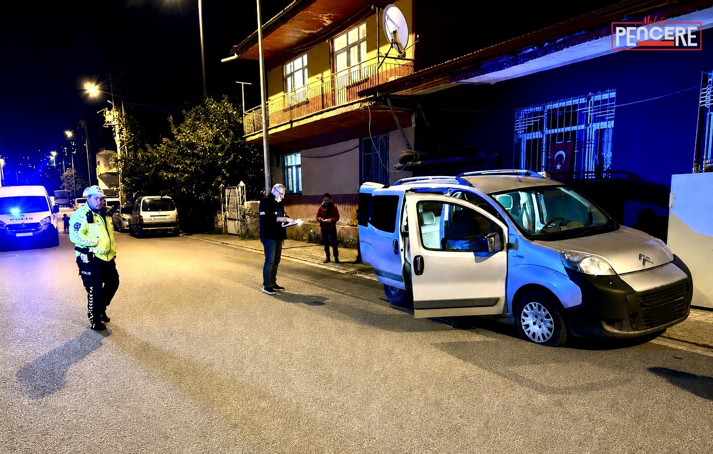 Malatya’nın Çöşnük Mahallesi’nde süratle sokağa giren otomobilin seyyar arabaya çarpması