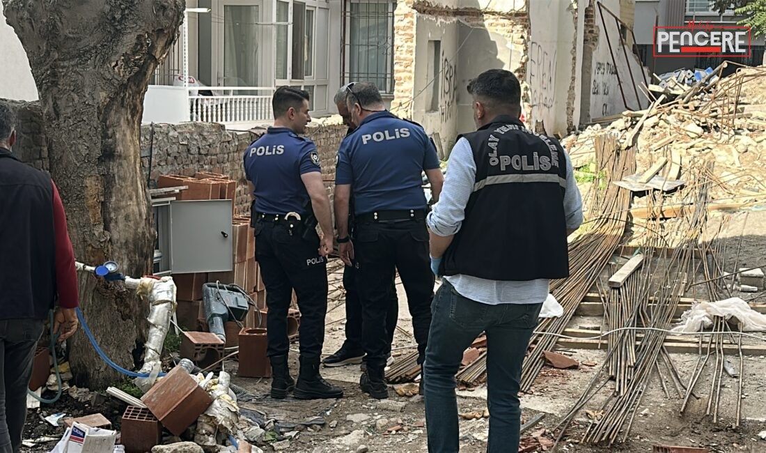 Malatya’nın Battalgazi ilçesinde yerinde dönüşüm kapsamında devam eden inşaatta çalışan