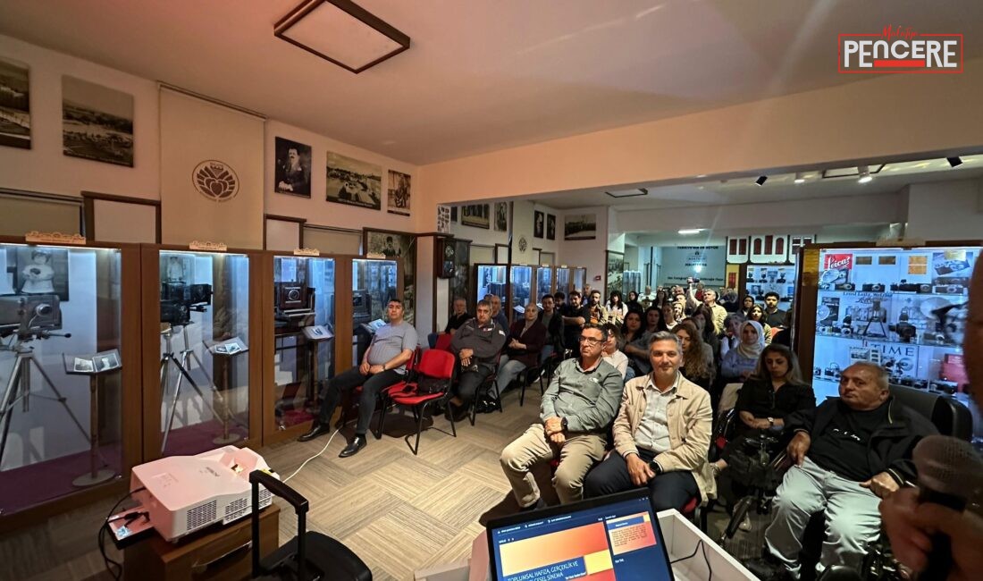 Malatya Fotoğraf Makinesi Müzesi’nde düzenlenen “Fotoğraf Okuma Günleri” etkinliğinin 9’uncu