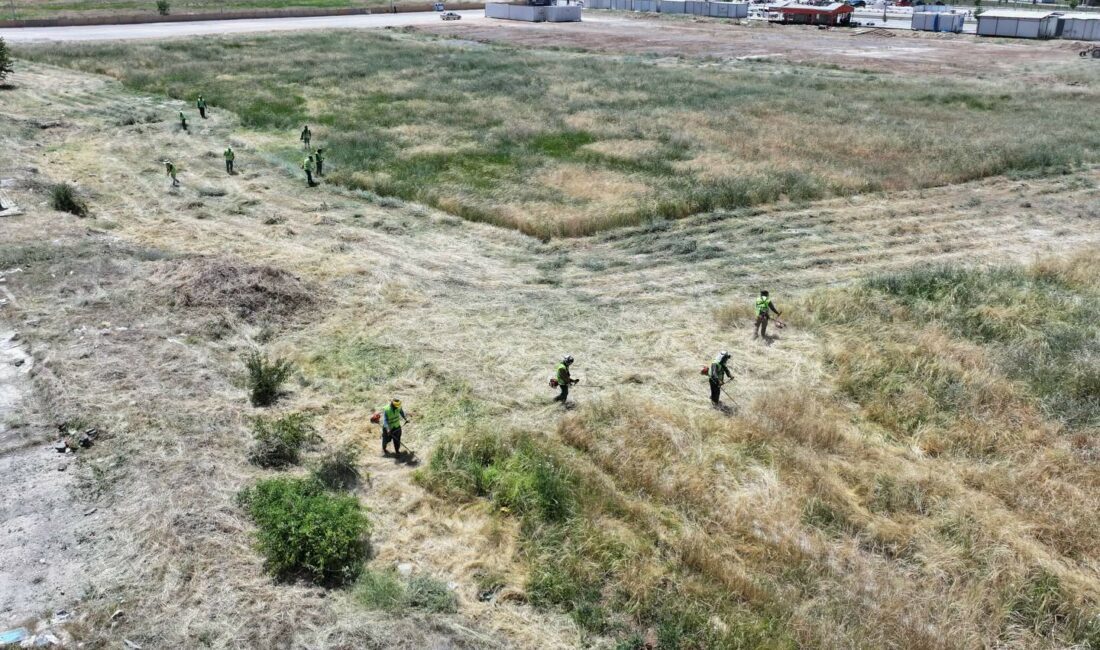 Yeşilyurt’ta Yangına Karşı Ot Temizliği Yeşilyurt Belediyesi Park ve Bahçeler Müdürlüğü ekipleri, yaz aylarında artan