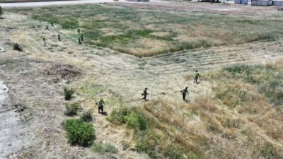 Yeşilyurt Belediyesi Park ve Bahçeler Müdürlüğü ekipleri, yaz aylarında artan