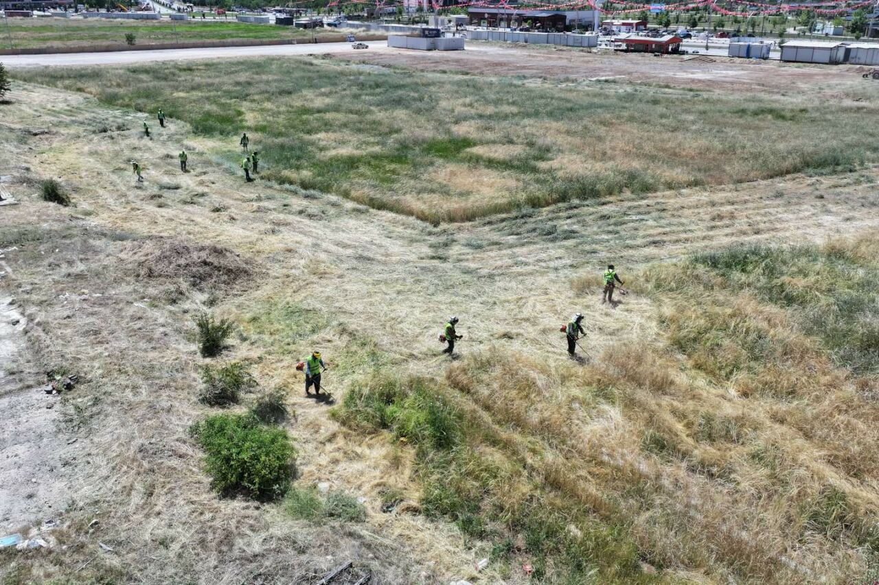 Yeşilyurt Belediyesi Park ve Bahçeler Müdürlüğü ekipleri, yaz aylarında artan