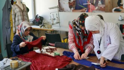 Yeşilyurt’ta Meslek Edindiren Kurslara Yoğun İlgi Yeşilyurt Belediyesi tarafından hizmete sunulan Yeşilyurt Mesleki Eğitim ve Yaşam