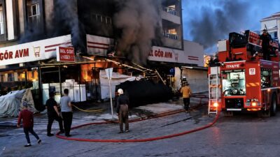 Malatya’nın Yeşilyurt ilçesinde sabaha karşı bir alışveriş mağazasında çıkan yangın,