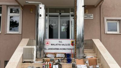 Malatya’da Şantiye Hırsızı JASAT’tan Kaçamadı Malatya’nın Yeşilyurt ilçesinde bir şantiyeden hırsızlık yapan şüpheli, jandarma ekiplerinin