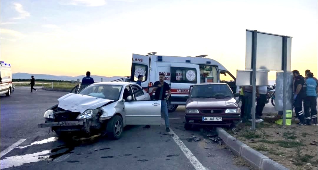 DİLEK KAVŞAĞI’NDA İKİ OTOMOBİL ÇARPIŞTI, 2 YARALI Malatya’da Kuzey Çevreyolu Dilek Kavşağı’nda iki otomobilin çarpışması sonucu meydana
