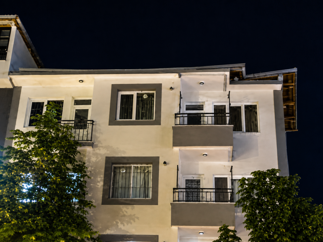 Malatya’nın Battalgazi ilçesi Halfettin Mahallesi'nde bir apartmanın çatısı henüz bilinmeyen