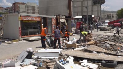 Akpınar’da deprem sonrası ticari hayatın sürdürülmesi için kurulan geçici iş