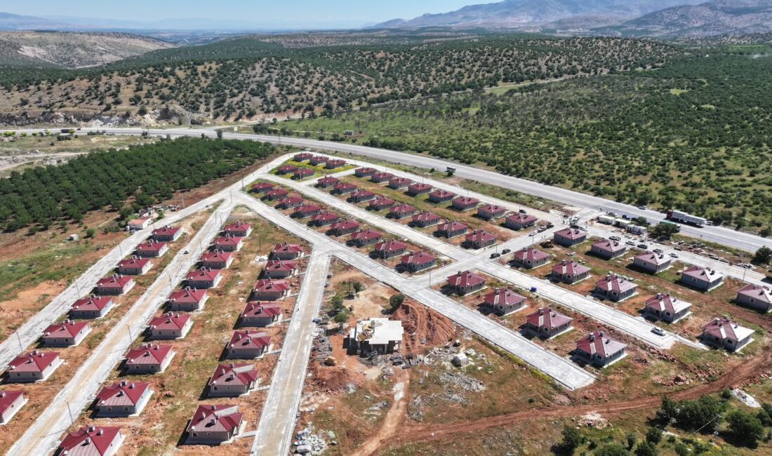 Malatya Doğanşehir Yeniden Doğuyor! Binlerce Deprem Konutu ve Ticarethane Yükseliyor Malatya Valisi Seddar Yavuz liderliğindeki il protokolü, Doğanşehir ilçesinde deprem