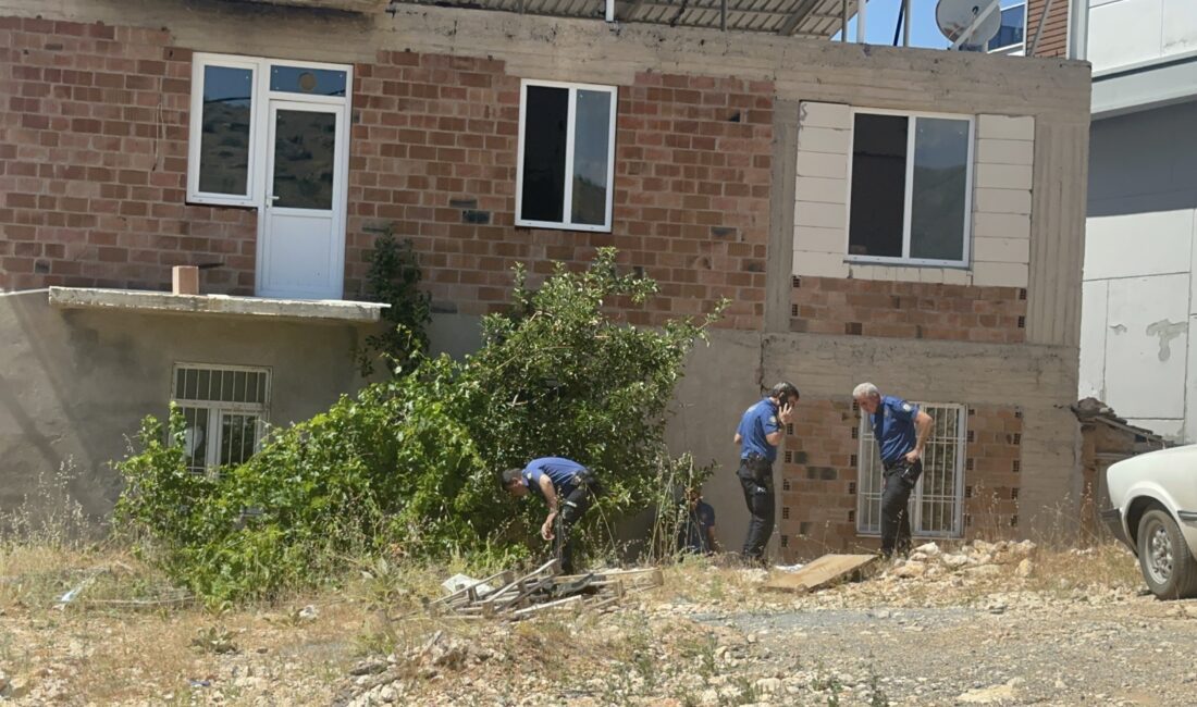 Malatya’da Silahlı Kavga: Evinin Önünde Pusu Kurup Pompalı Tüfekle Vurdu! Malatya’nın Yeşilyurt ilçesinde, aralarında önceden husumet bulunan iki kişi arasında