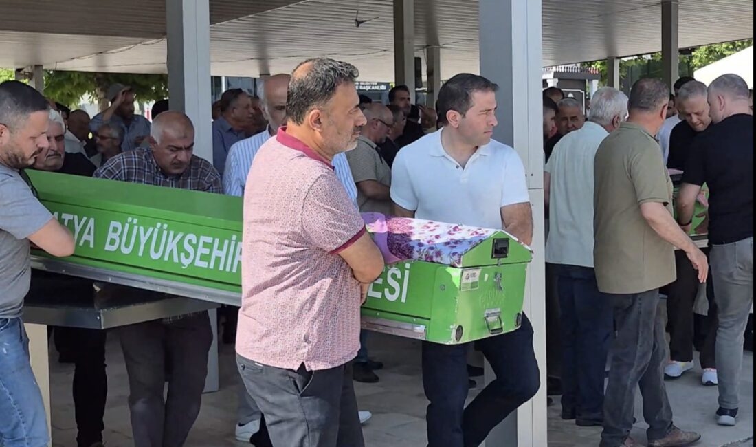 Malatya’da: Anne ve Kızı Gözyaşlarıyla Son Yolculuğuna Uğurlandı Malatya Yeşilyurt’ta psikiyatrik tedavi gören babanın silahlı saldırısında katledilen anne