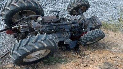 Malatya’nın Doğanşehir ilçesi Doğu Mahallesi’nde kontrolden çıkarak devrilen traktörün altında