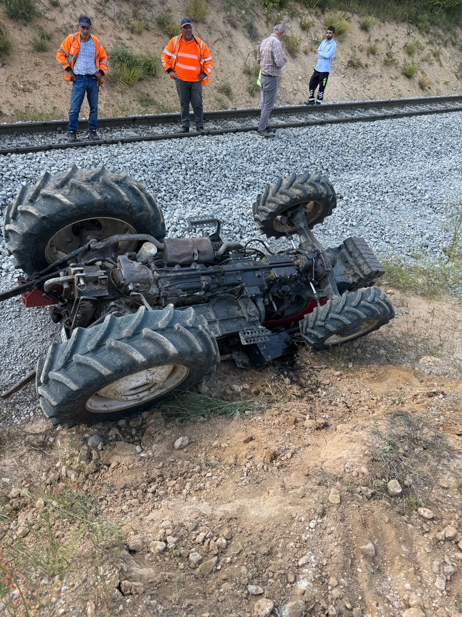 Malatya’nın Doğanşehir ilçesi Doğu Mahallesi’nde kontrolden çıkarak devrilen traktörün altında