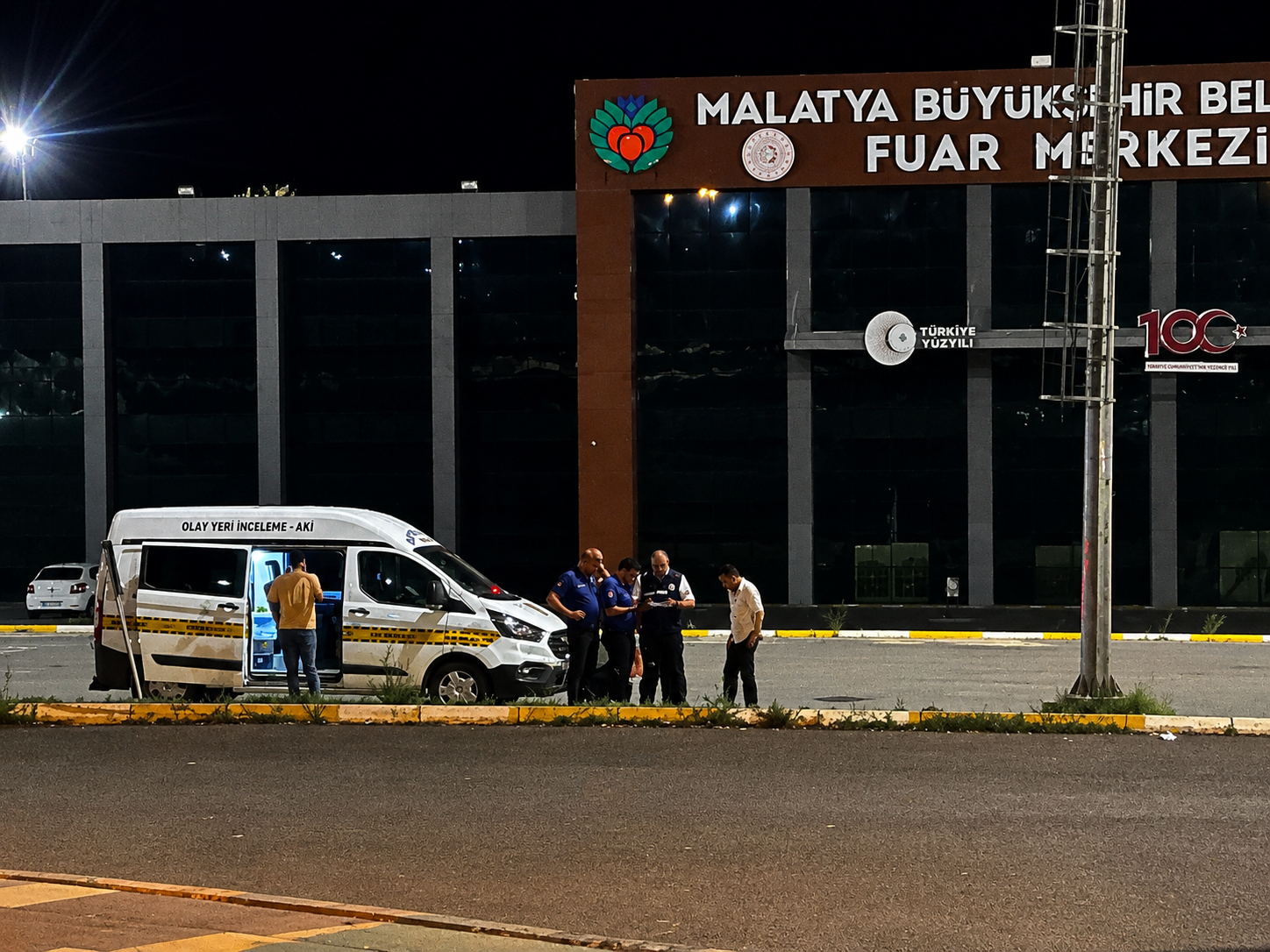 Battalgazi ilçesinde gece saatlerinde çıkan tartışma bıçaklı kavgaya dönüştü. Bacak