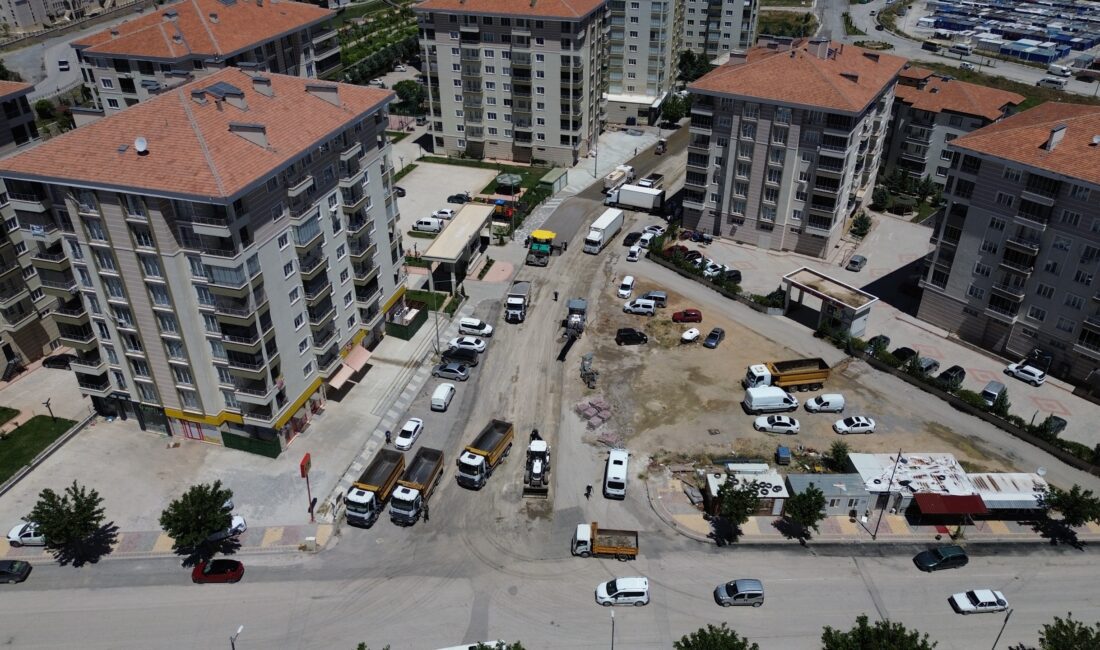 Battalgazi’de Asfalt Mesaisi Battalgazi Belediyesi, yaz sezonuyla birlikte ilçe genelinde asfalt çalışmalarını hızlandırdı.