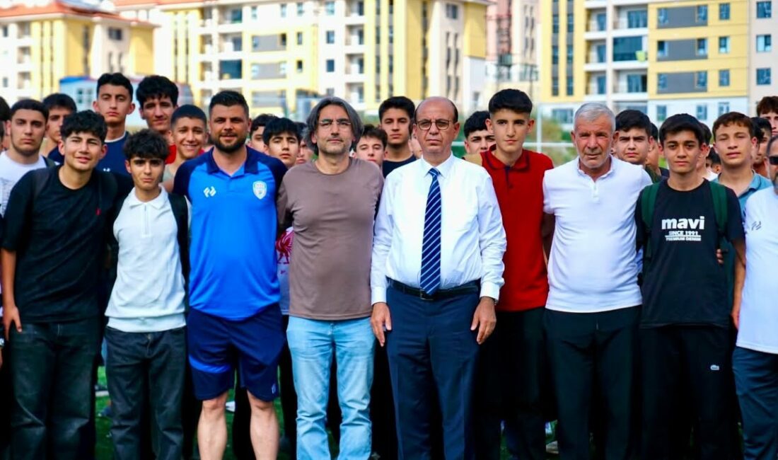 Başkan Geçit, Yeşilyurtspor Alt Yapı Seçmelerini Takip Etti Malatya Yeşilyurtspor Kulübü tarafından düzenlenen alt yapı seçmeleri, yüzlerce genç