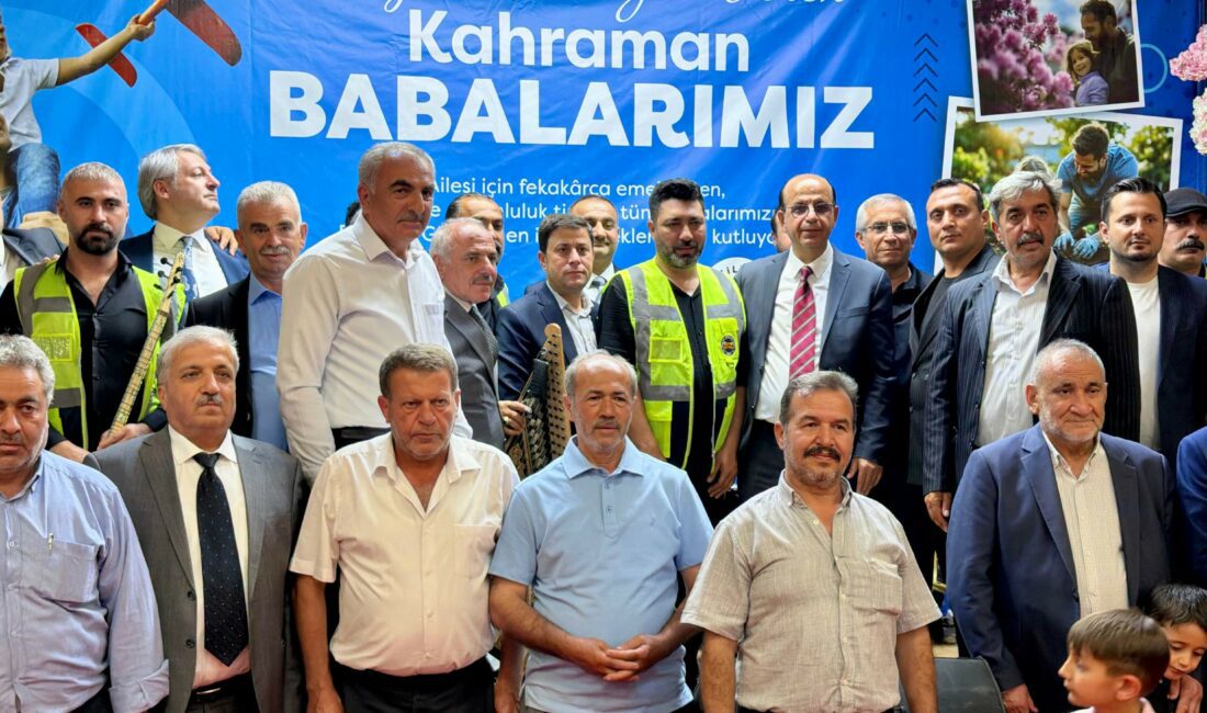 Yeşilyurt Belediyesi’nden Muhtarlara Babalar Günü Vefası Yeşilyurt Belediyesi tarafından mahalle muhtarları ve ailelerine yönelik düzenlenen “Babalar
