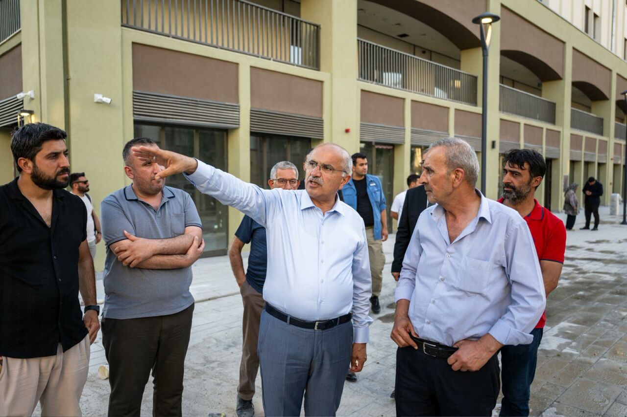 Malatya Büyükşehir Belediye Başkanı Sami Er, çarşı merkezinde tamamlanan yeni