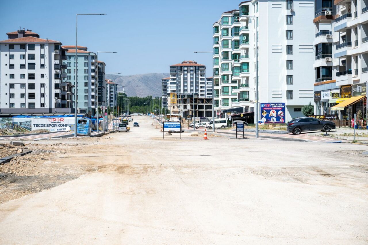 Malatya Büyükşehir Belediyesi, Tecde Mahallesi’nde yapımı süren yeni yol çalışmalarıyla