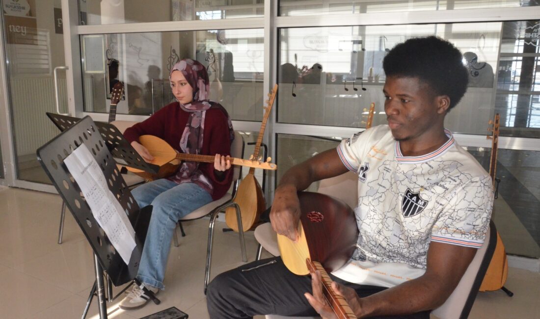 Malatya Büyükşehir Belediyesi Sanat ve Eğitim Merkezi’nde (MABESEM) açılan bağlama