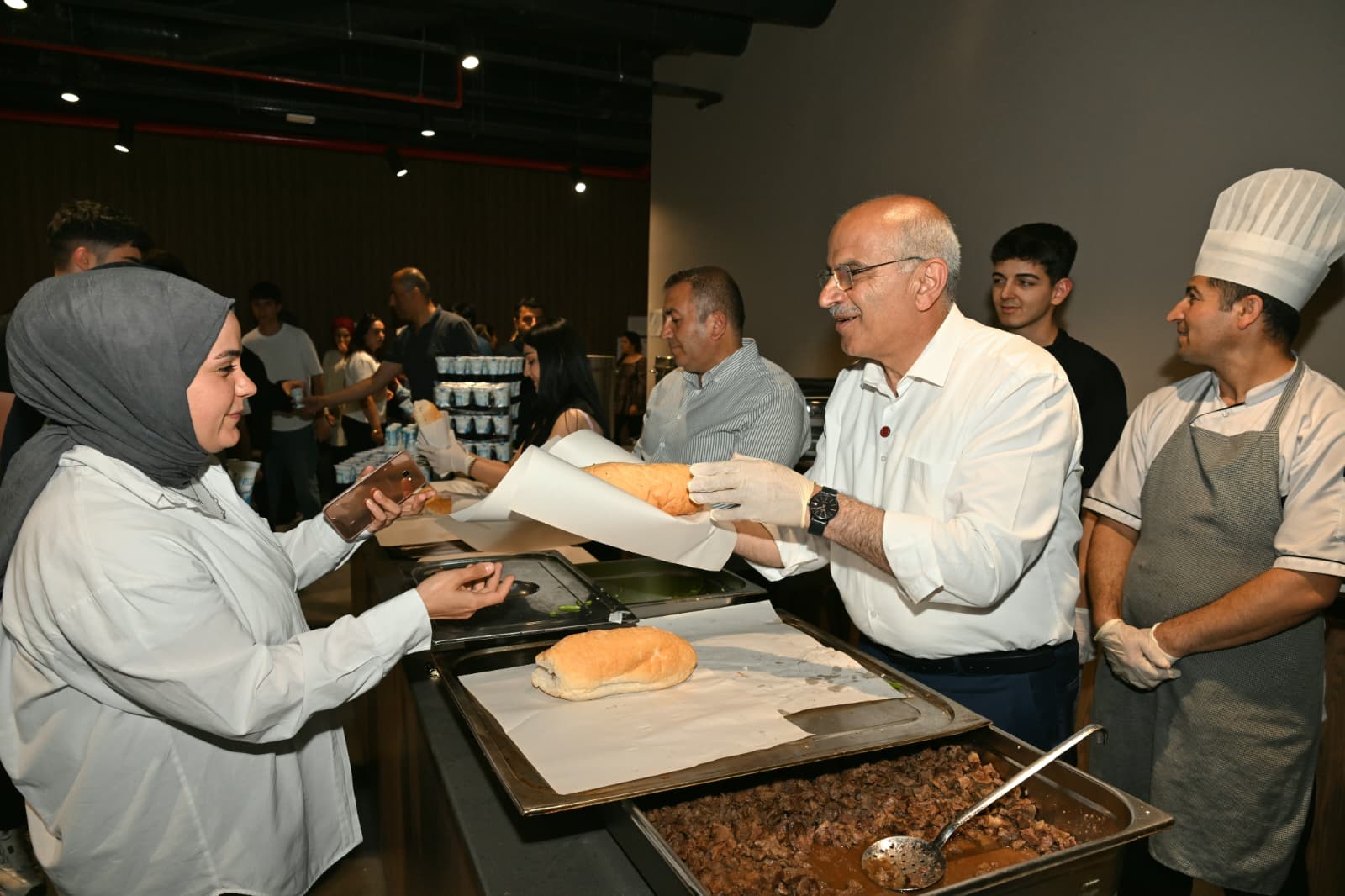 Malatya Büyükşehir Belediye Başkanı Sami Er, bölgenin en büyük kütüphanesi
