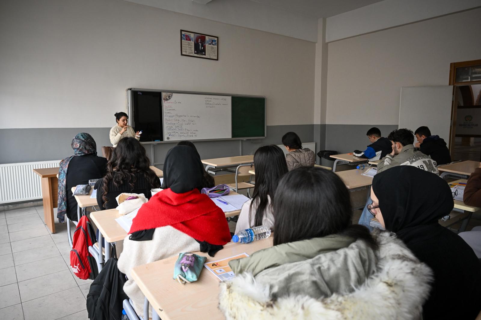 Malatya Büyükşehir Belediyesi tarafından düzenlenen ücretsiz YKS hazırlık kurslarından 2025-2026