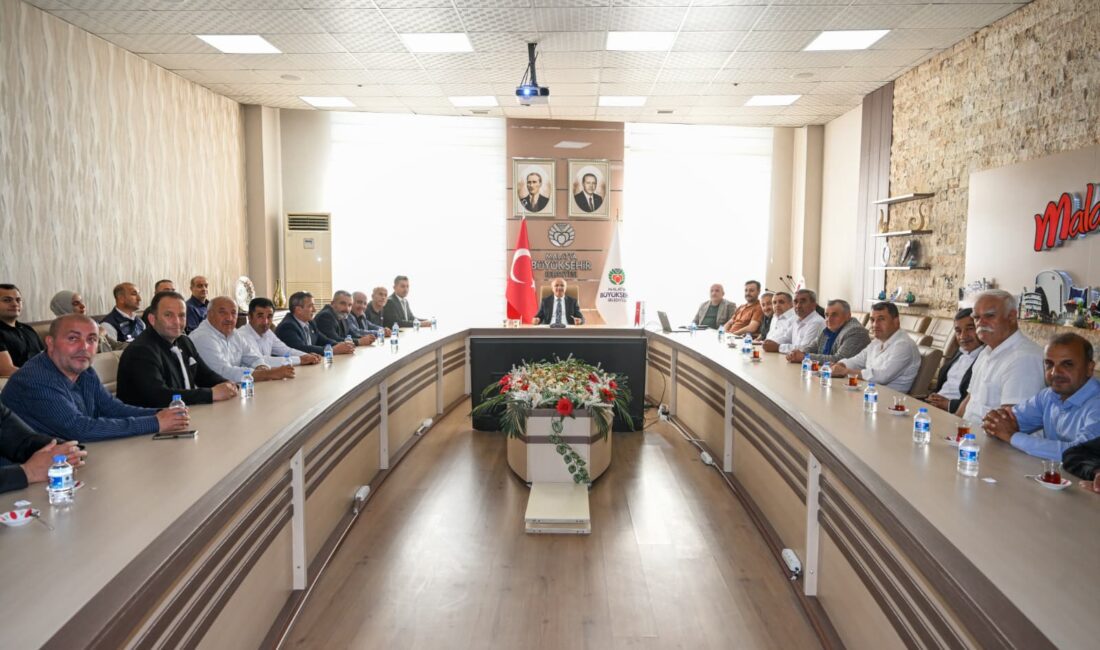 Başkan Sami Er Muhtarlarla Buluştu Malatya Büyükşehir Belediye Başkanı Sami Er, Muhtarlar Dayanışma Derneği üyeleriyle