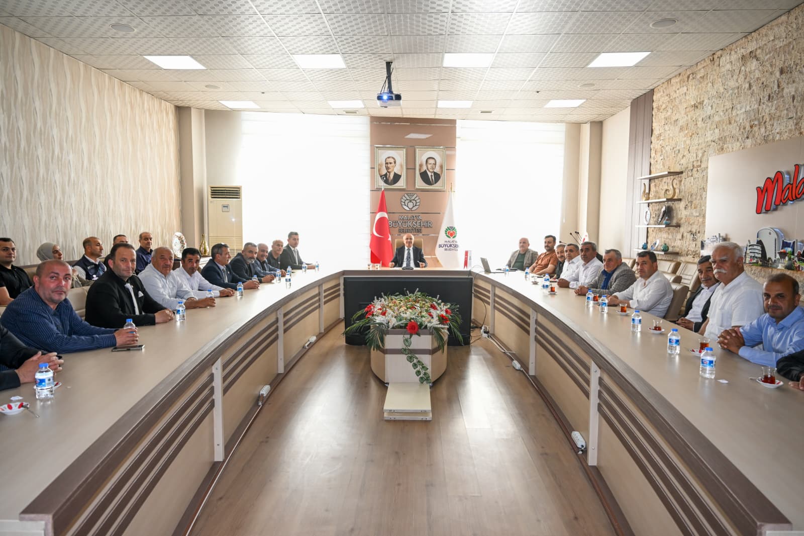 Malatya Büyükşehir Belediye Başkanı Sami Er, Muhtarlar Dayanışma Derneği üyeleriyle