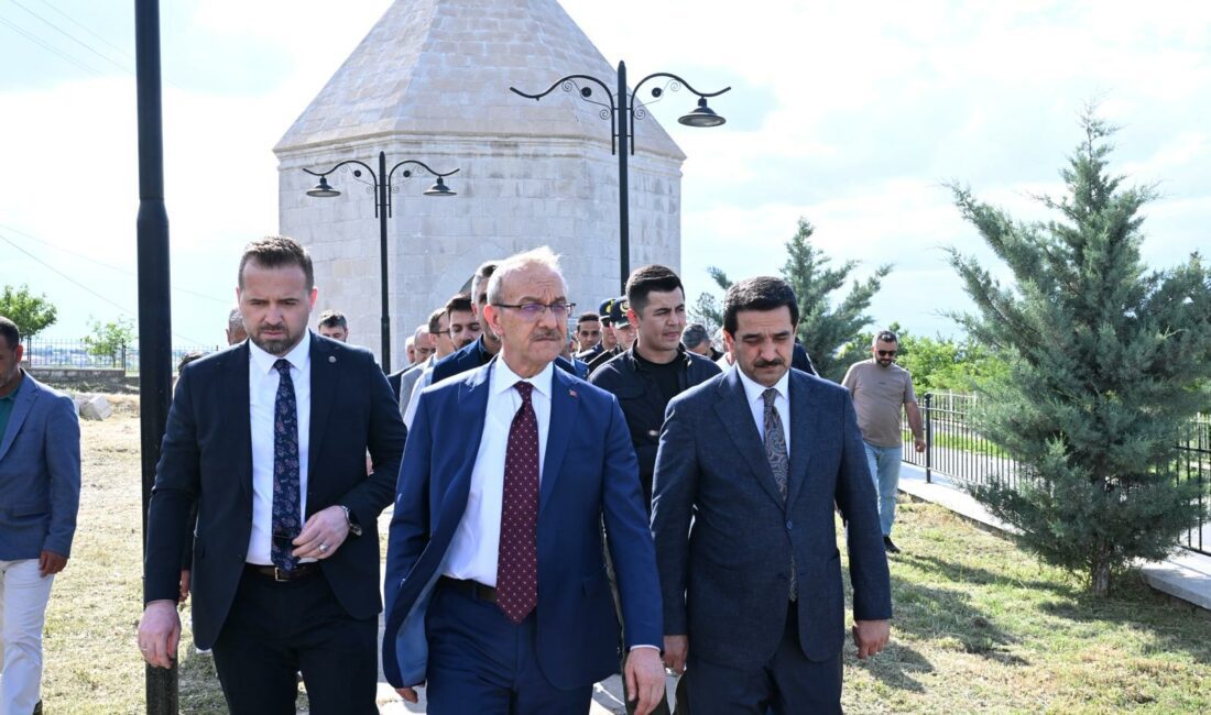 Malatya Valisi Seddar Yavuz, Battalgazi’de bulunan 40 Kardeşler Mezarlığı’nda incelemelerde