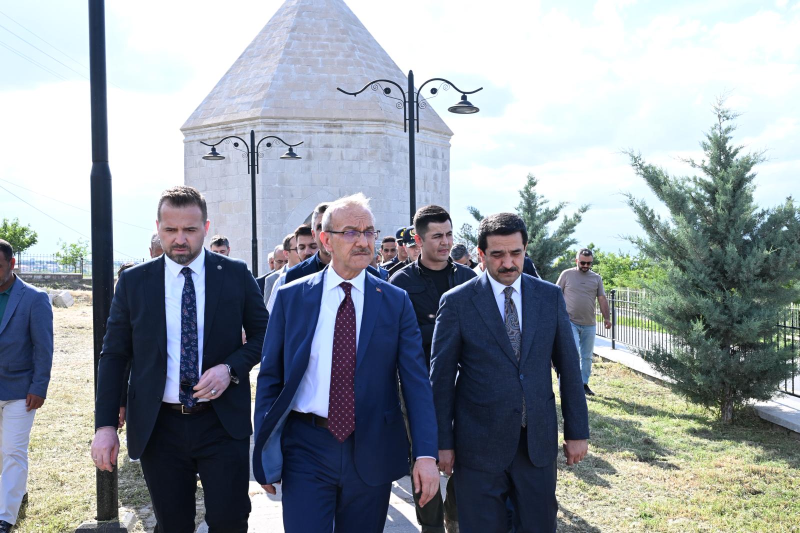 Malatya Valisi Seddar Yavuz, Battalgazi’de bulunan 40 Kardeşler Mezarlığı’nda incelemelerde