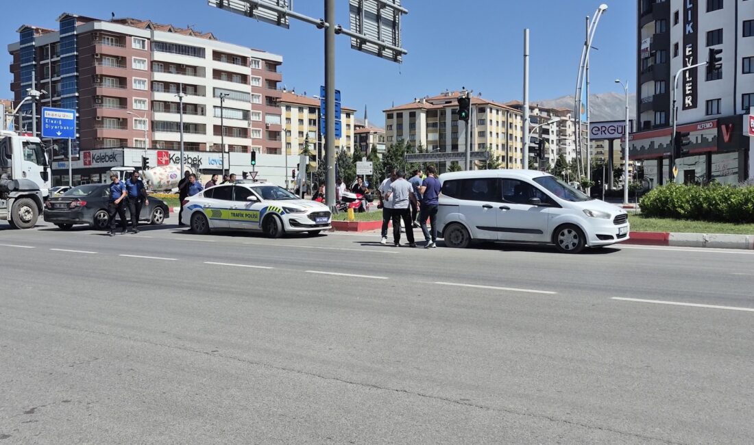 Malatya'da çevreyolu üzerindeki Hava Lojmanları Kavşağı'nda sivil polis görev aracı