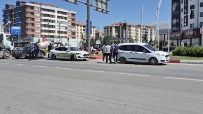 Malatya'da çevreyolu üzerindeki Hava Lojmanları Kavşağı'nda sivil polis görev aracı