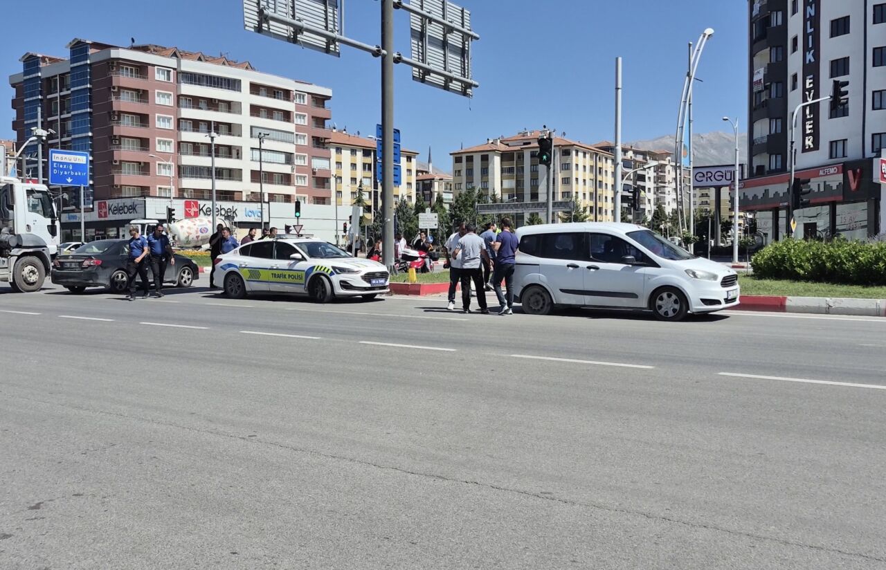 Malatya'da çevreyolu üzerindeki Hava Lojmanları Kavşağı'nda sivil polis görev aracı