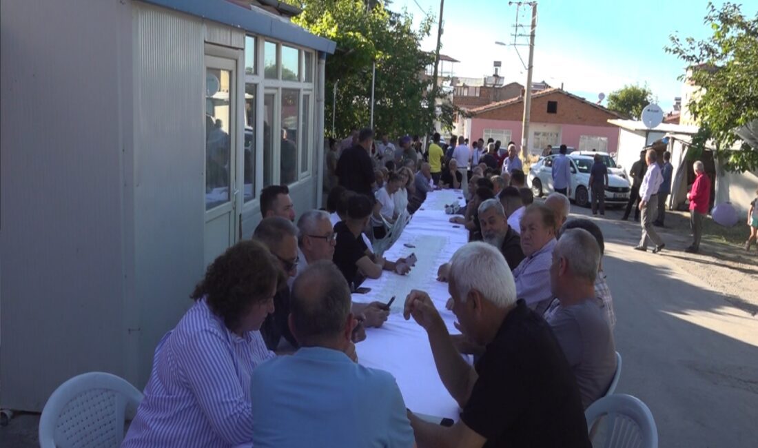 Cemal Gürsel Mahalle Muhtarı Gazi Yılmaz'ın ev sahipliğinde düzenlenen aşure