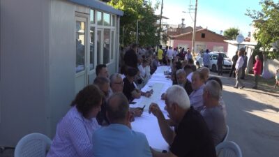 Cemal Gürsel Mahalle Muhtarı Gazi Yılmaz'ın ev sahipliğinde düzenlenen aşure