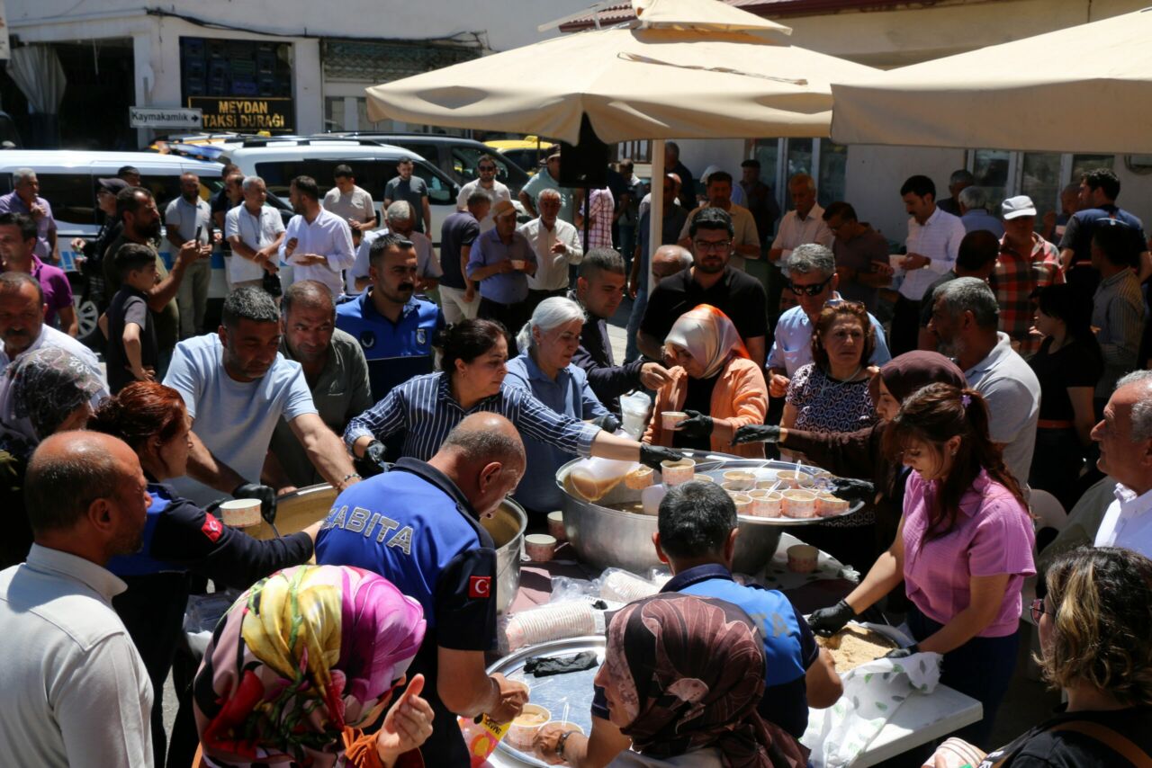 Malatya'nın Hekimhan ilçesinde Muharrem ayı dolayısıyla düzenlenen aşure etkinliğinde vatandaşlar