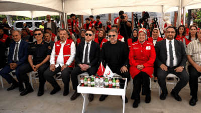 Türk Kızılayı, gönüllü kan bağışına verdiği destek nedeniyle sanatçı Oktay
