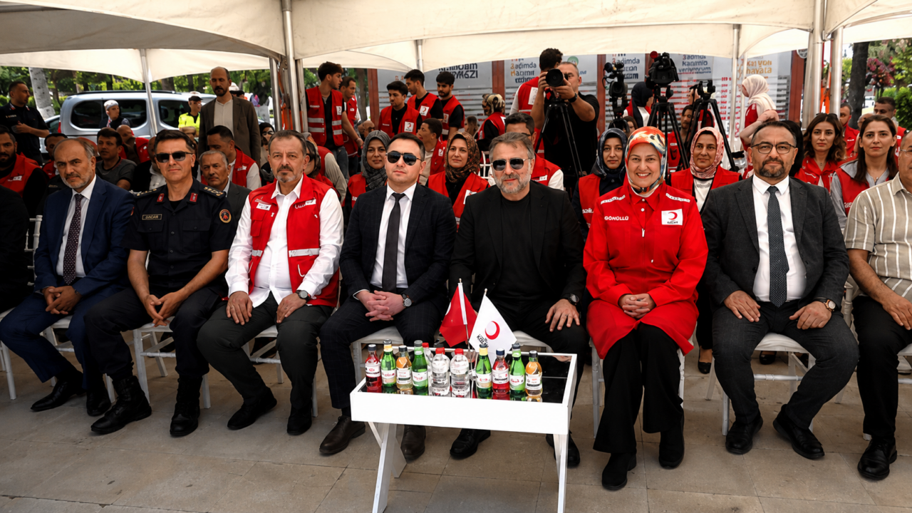 Türk Kızılayı, gönüllü kan bağışına verdiği destek nedeniyle sanatçı Oktay